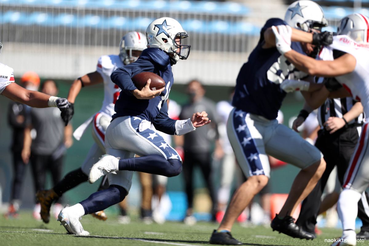 【シルバースター vs 富士ゼロックス】スターターQBを務めたシルバースター出口孔一は、ラン5回115yds、パス16回4回成功27yds獲得。第1Qに76ydsの独走TDを挙げた