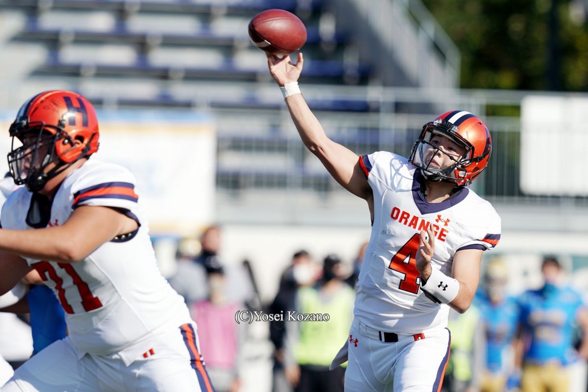 【法大 vs 東大】第2クオーター、法大QB平井がWR小山を狙ってTDパスを投げる＝2020年10月31日、撮影：小座野容斉