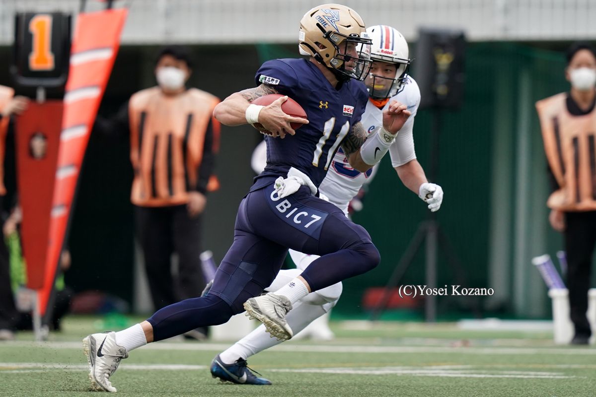 【オービック vs 東京ガス】最初のTDはランで決めたオービックQBロックレイ。パサーだが、走ってもWR並みのスピードを持つ＝2020年11月8日、撮影：小座野容斉