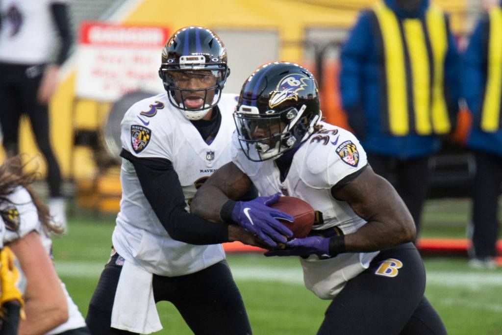 【スティーラーズ vs レイブンズ】ジャクソンに代わってQBとして先発したRG3がRBエドワーズにハンドオフ=photo by Getty Images