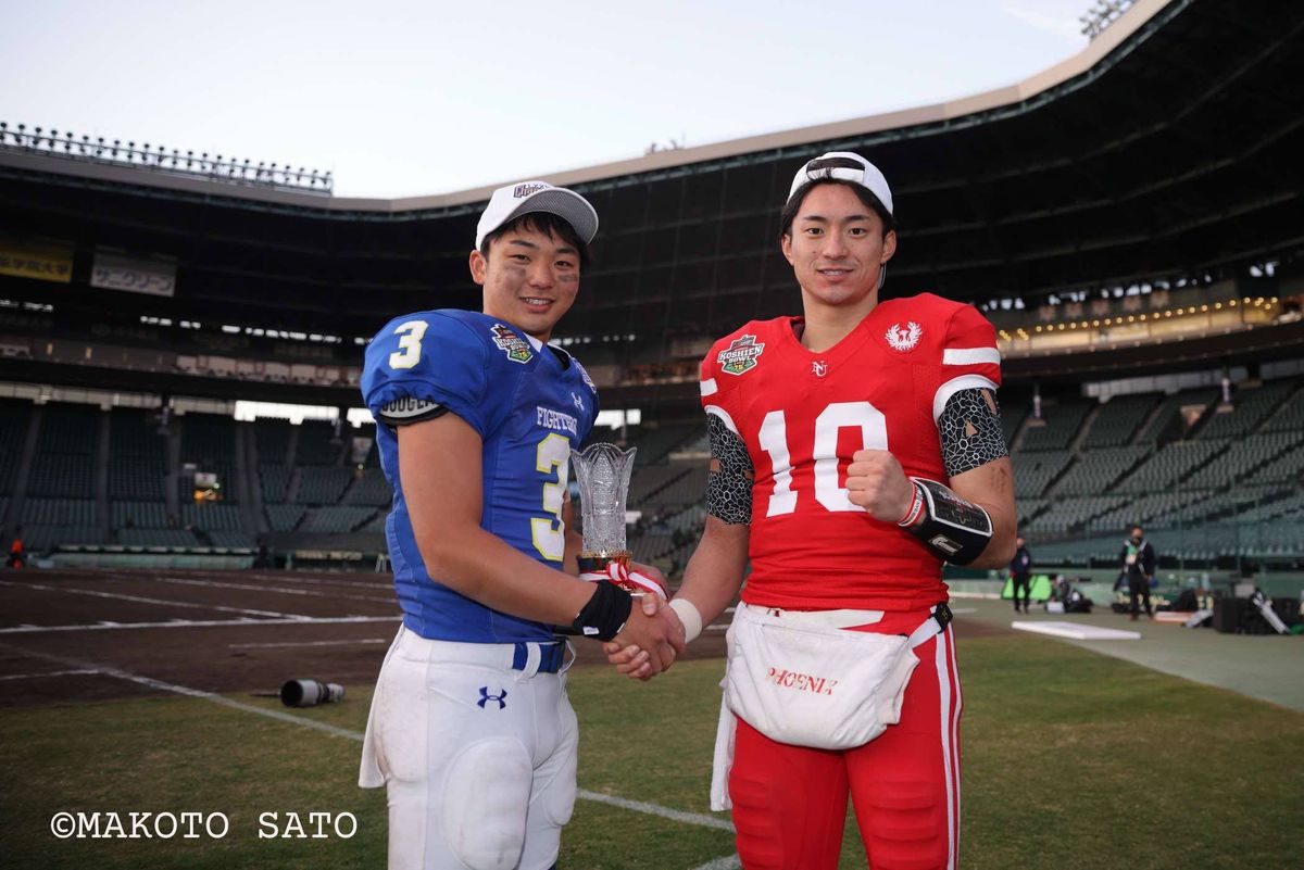 甲子園ボウル【関学大 vs 日大】試合後、お互いの検討を讃えあう関学QB奥野と日大QB林=2020年12月13日、撮影:佐藤誠