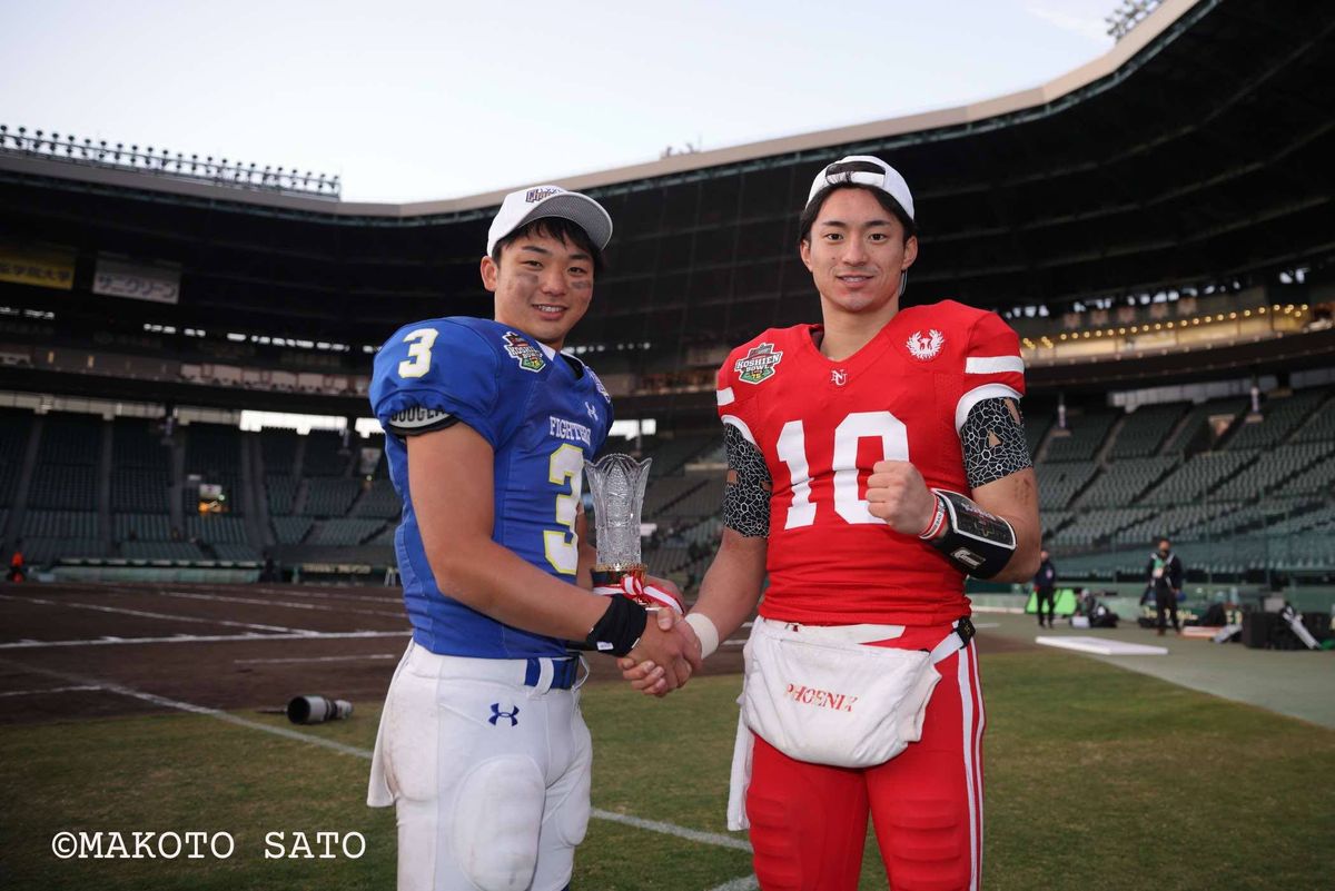 甲子園ボウル【関学大 vs 日大】試合後、お互いの検討を讃えあう関学QB奥野と日大QB林＝2020年12月13日、撮影:佐藤誠