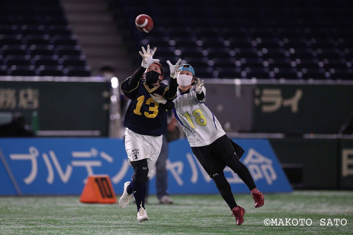 4Q、敢闘賞の神戸虹翔WR三宅萌へのパスをインターセプトする武庫川女子大学DB田中ひとみ　撮影＝佐藤誠