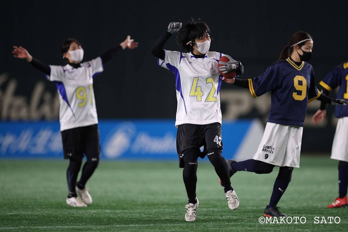 4Q、敢闘賞の神戸虹翔WR三宅萌へのパスをインターセプトする武庫川女子大学DB田中ひとみ　撮影＝佐藤誠