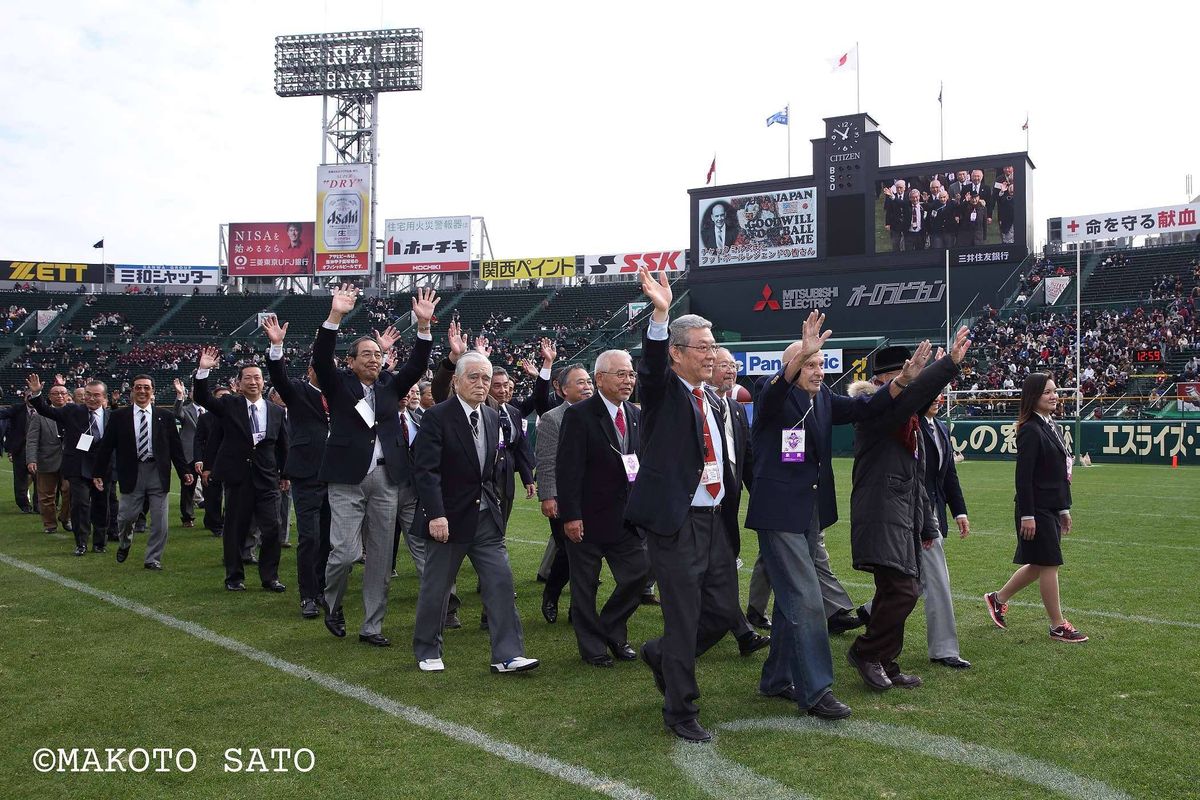  第70回甲子園ボウルの試合前にフットボールレジェンドとともに甲子園のグラウンドを行進するチャック・ミルズさん（右から４人目）＝2015年12月13日、撮影：佐藤誠