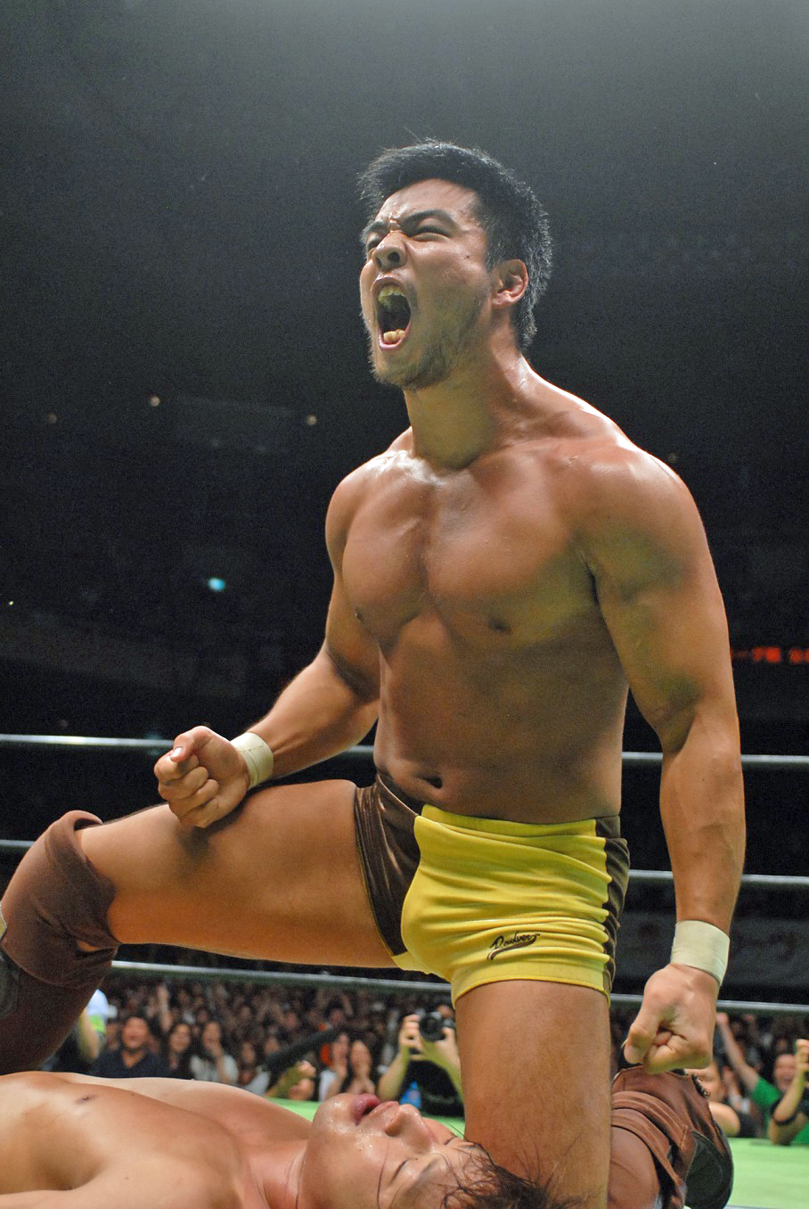 WRESTLE MANIA プロレス　写真集 腕責めに苦しみながらもレインメーカーで勝利！ #オカダカズチカ