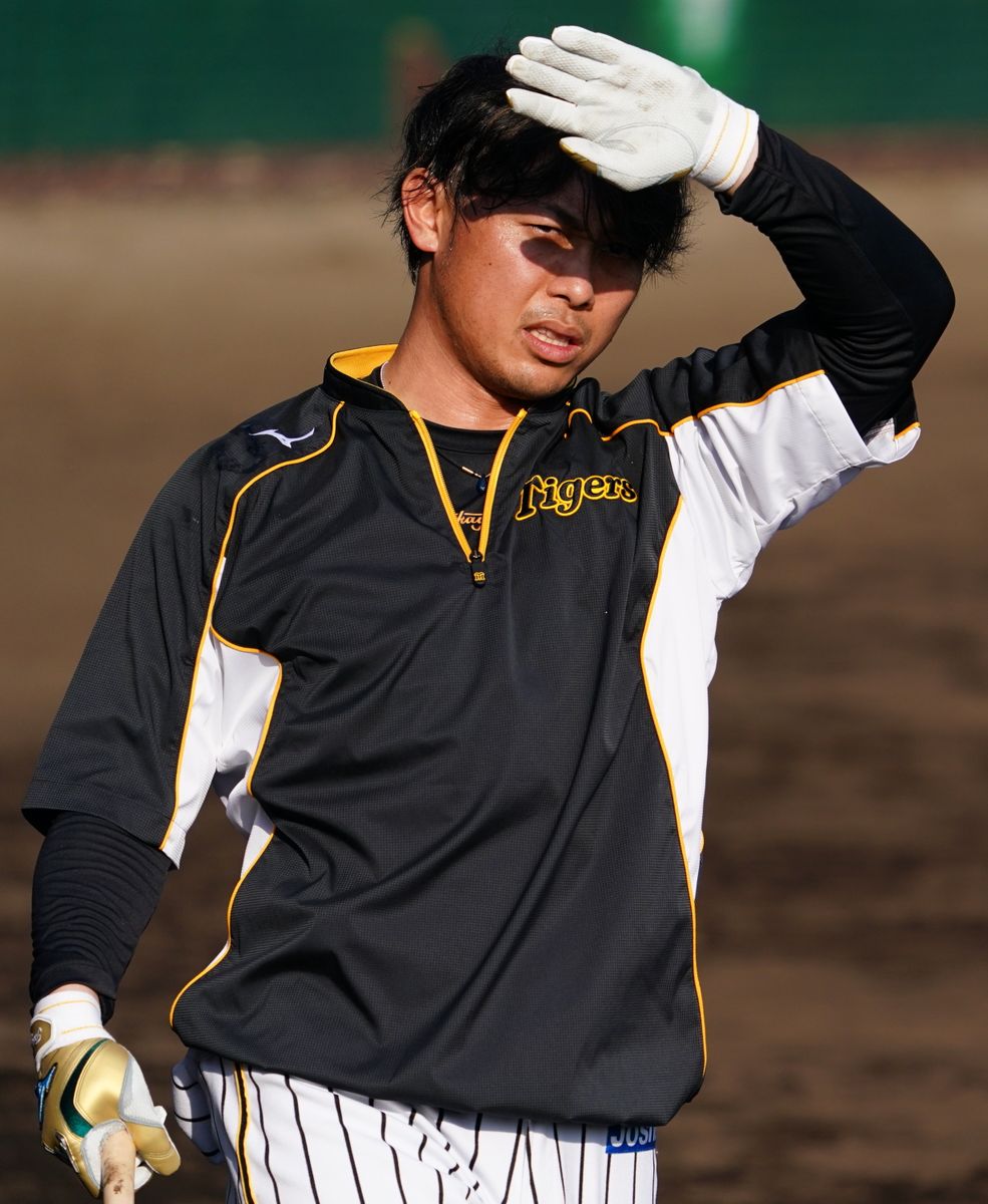 2021年2月2日=沖縄 宜野座村　打球の行方を伺う高山選手。西日が眩しい…。