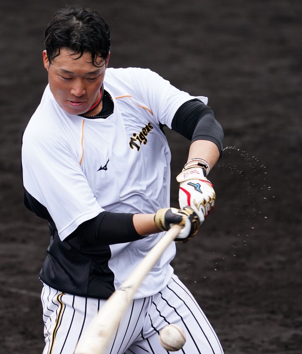 2021年2月2日=沖縄 宜野座村　汗が飛び散る大山選手のスイング。是非ともタイトル獲得を！