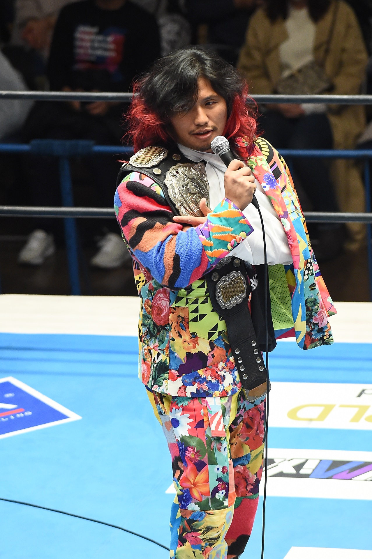 プロレス】左大胸筋断裂で欠場中の高橋ヒロムが来場してベルト返上