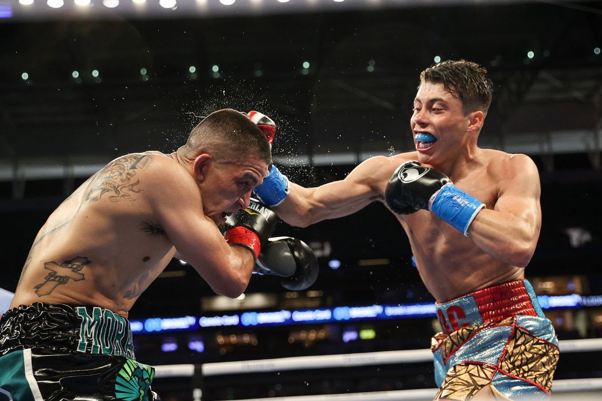 パワーファイトでモラガ（左）を粉砕したカストロ(Photo:Ed Mulholland/Matchroom Boxing USA)