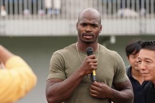 NFLのRBピーターソンがキャンプ参加 子どもたちや中高生選手300人を指導