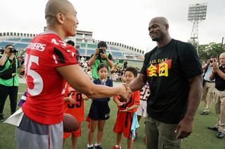 NFLのRBピーターソンがキャンプ参加 子どもたちや中高生選手300人を指導