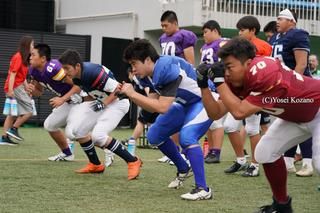 NFLのRBピーターソンがキャンプ参加 子どもたちや中高生選手300人を指導