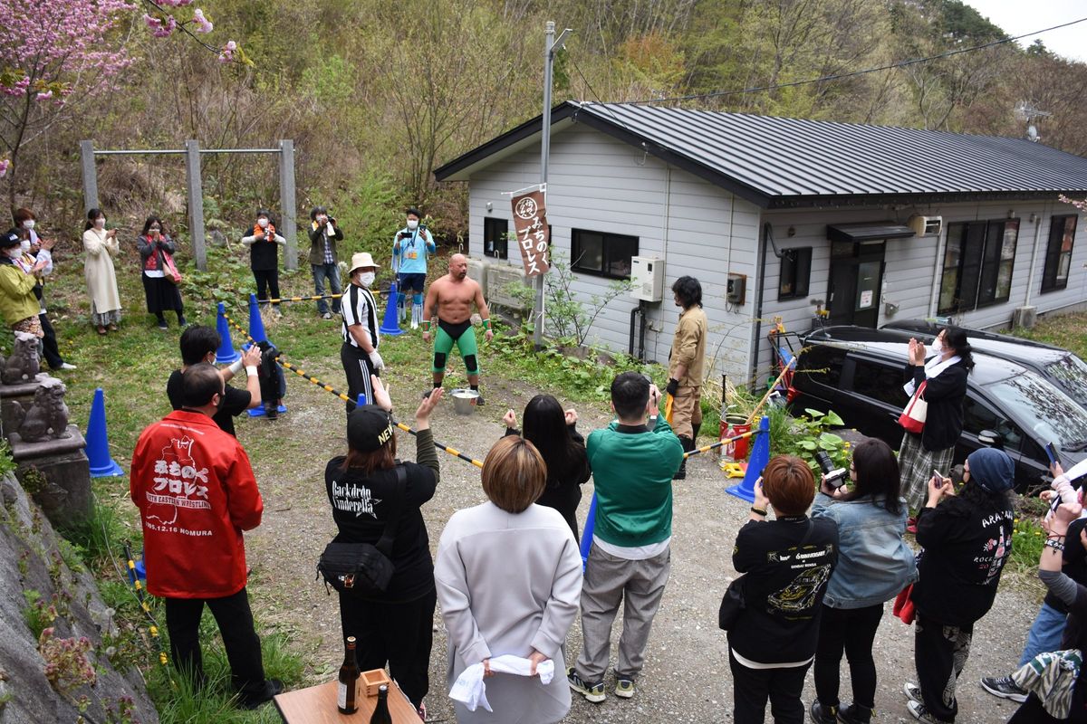 岩手の山奥にあるみちのく道場でおこなわれた狂乱のイベントに熱心なファンが集結