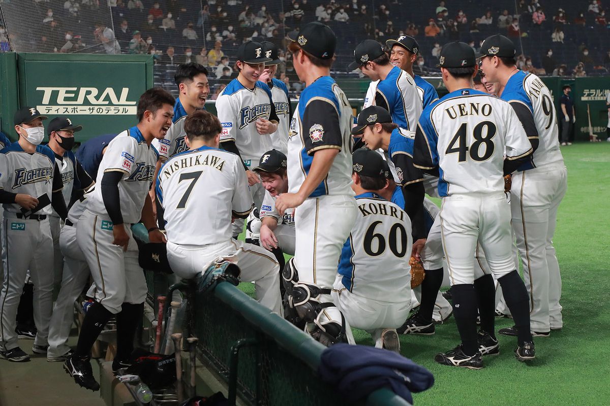 2021年4月16日 日本ハムvs楽天=東京ドーム 4月16日に一軍初昇格を果たした今川優馬は、昨年のドラフト6位で日本ハムに入団した外野手。試合前には円陣での「初」の声出しを任された(西川=背番号7=の左)。
