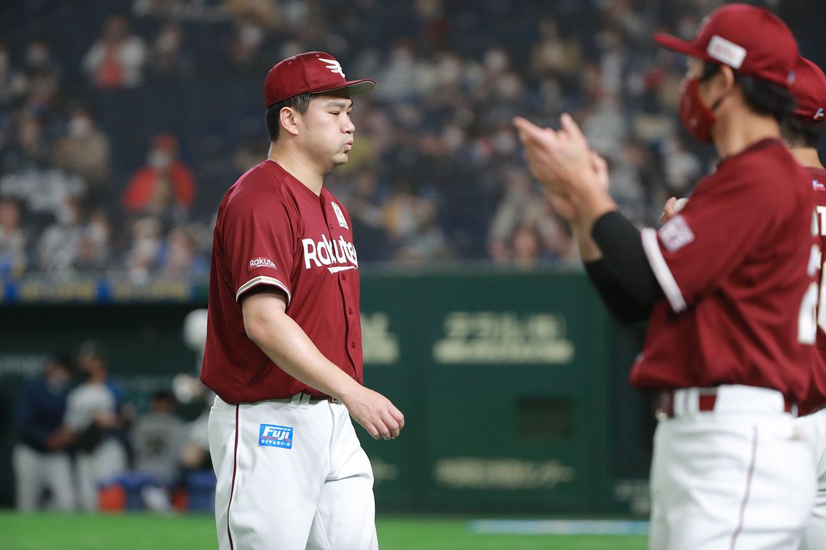 2021年4月17日 日本ハムvs楽天=東京ドーム 1回裏の投球を終えダグアウトに引き揚げる田中。フーッと大きく息を吐いた 。