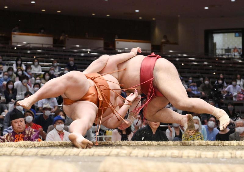 相撲編集部が選ぶ夏場所6日目の一番】髙安、1敗対決を制し、1差で照