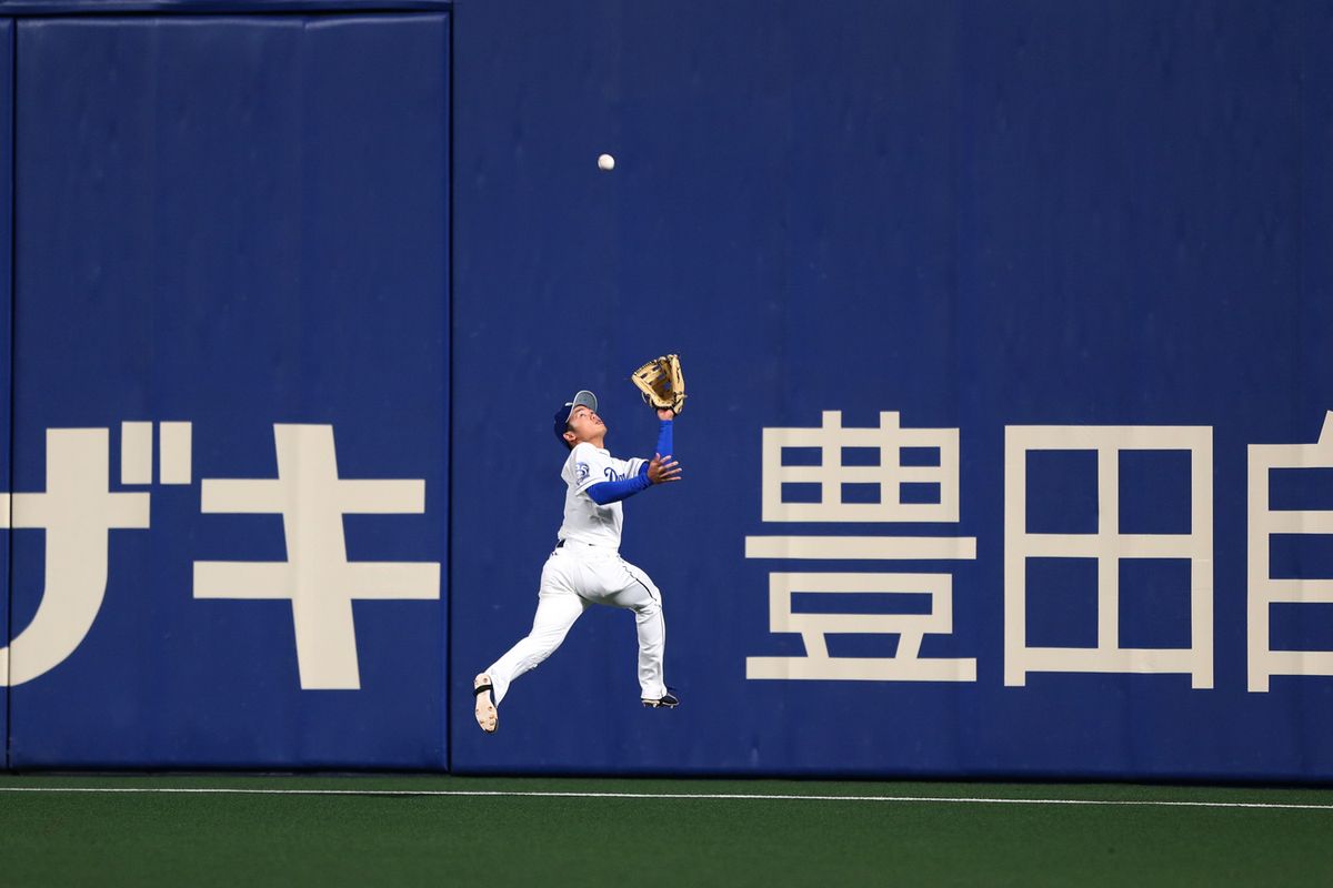 2021年4月16日 中日vs 広島  4回戦 ＝バンテリンドームナゴヤ　2試合連続スタメン出場した中日・根尾昂はライトの守備でジャンピングキャッチ。