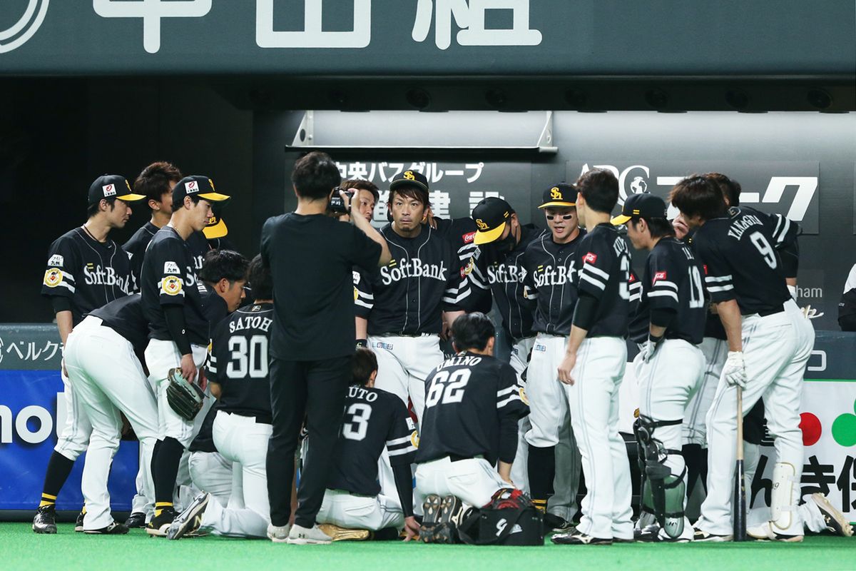 2021年5月14日 日本ハムvs ソフトバンク  7回戦 ＝札幌ドーム　試合前の円陣、何故か？一人だけカメラ目線のソフトバンク・松田宣浩。