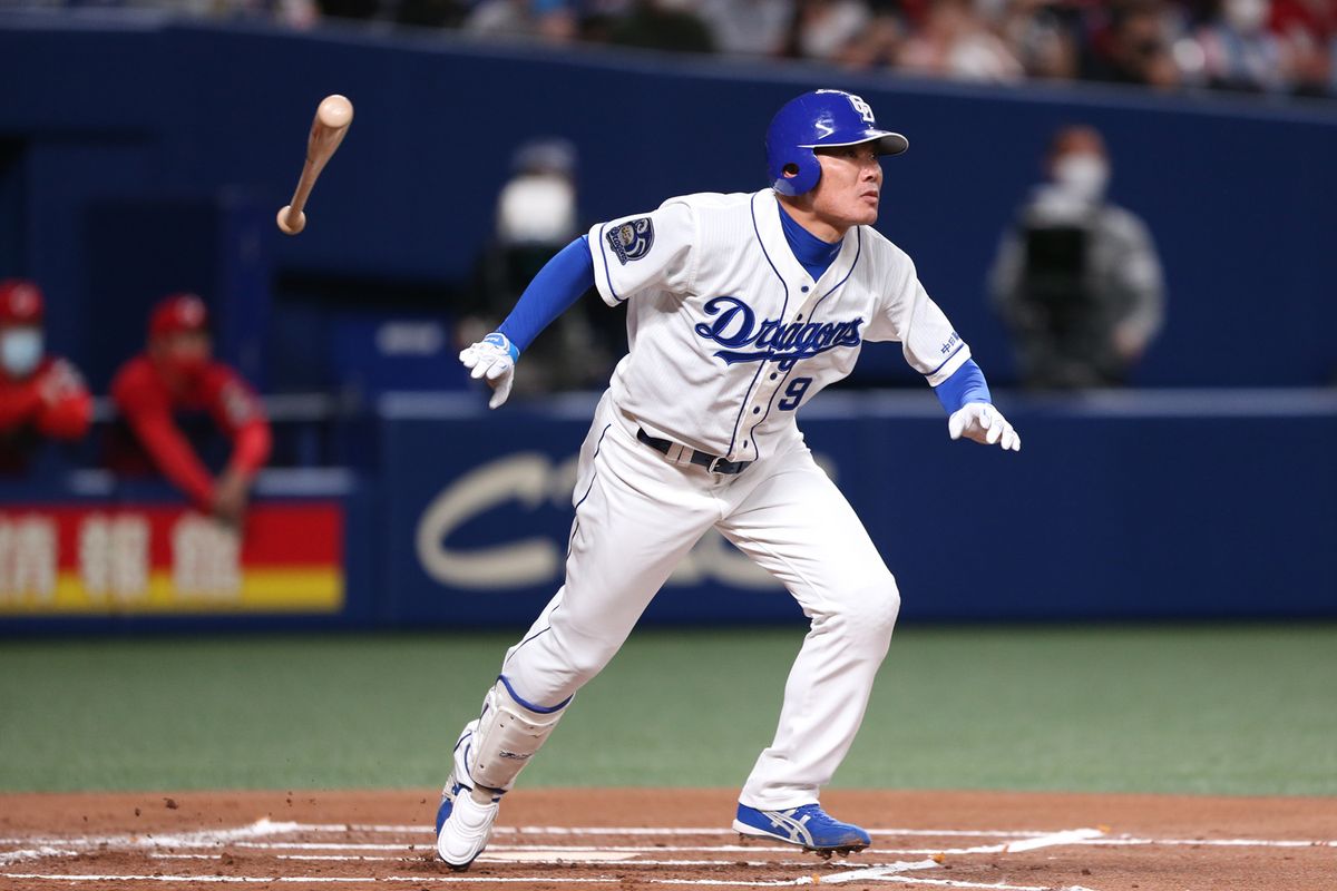 2021年4月18日 中日vs 広島  6回戦 ＝バンテリンドームナゴヤ　 球界最年長、中日に復帰した福留孝介は通算400二塁打を放つ。