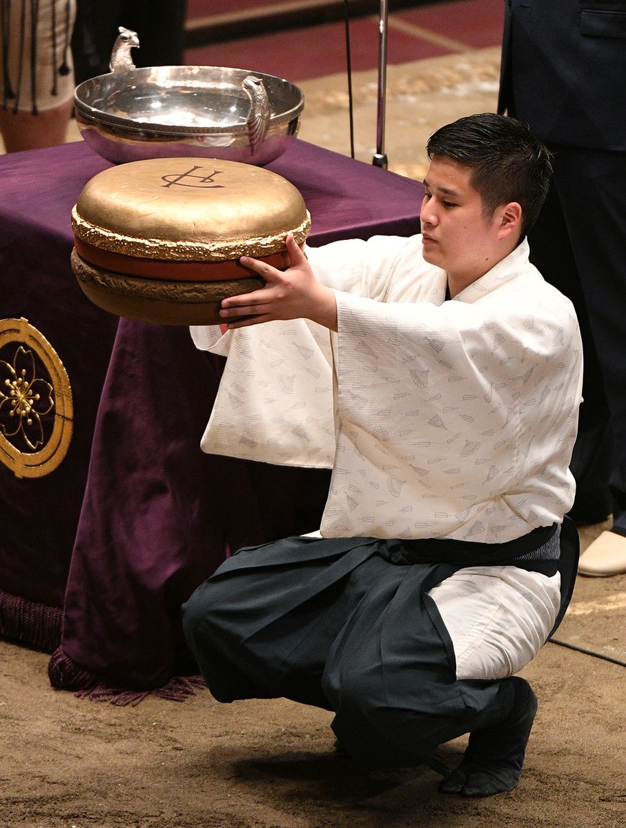 2021年5月23日＝東京・両国国技館　13日仏友好杯のピエール・エルメ・パリのマカロン。毎場所色が違う。三色あり今回はゴールド。