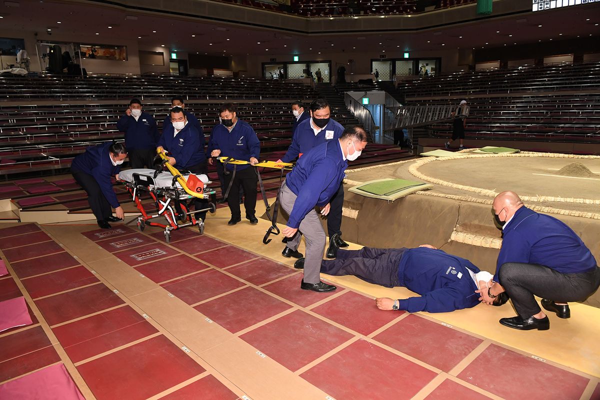 021年5月14日＝東京・両国国技館　土俵上の事故に対応するため、打ち出し後、場内警備の親方を中心に応急処置の訓練。