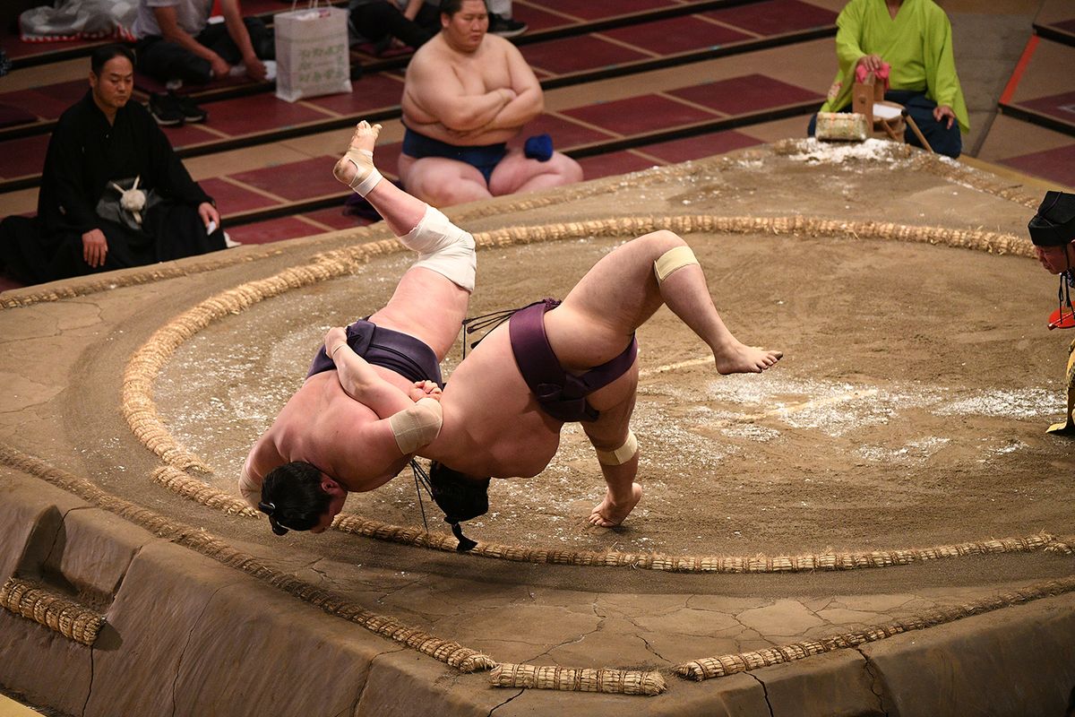 2021年5月22日＝東京・両国国技館　14日目の取組、勝てば優勝の決まる照ノ富士。きわどい相撲でしたが遠藤との投げの打ち合いで先に肘がつき２敗目