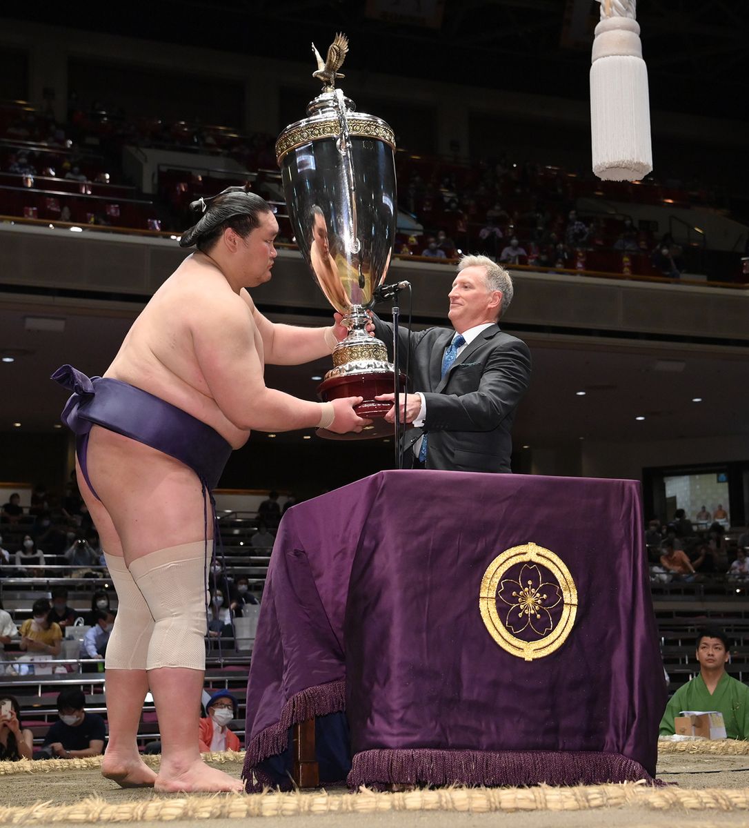 2021年5月23日＝東京・両国国技館　二年ぶり二度目の授与となる米国大統領盃。昨年は、新型コロナウィルスより夏場所が中止だった。
