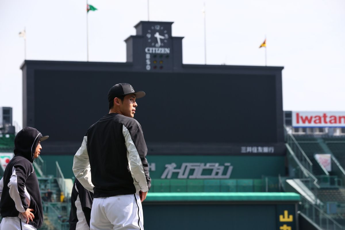 2021年5月25日=阪神甲子園球場　登板二日前に甲子園入りした佐々木投手。一挙手一投足をカメラに狙われます。同じくカメラに追われていた鳥谷選手が、「久しぶりだな、この感じ！」と言ってました！