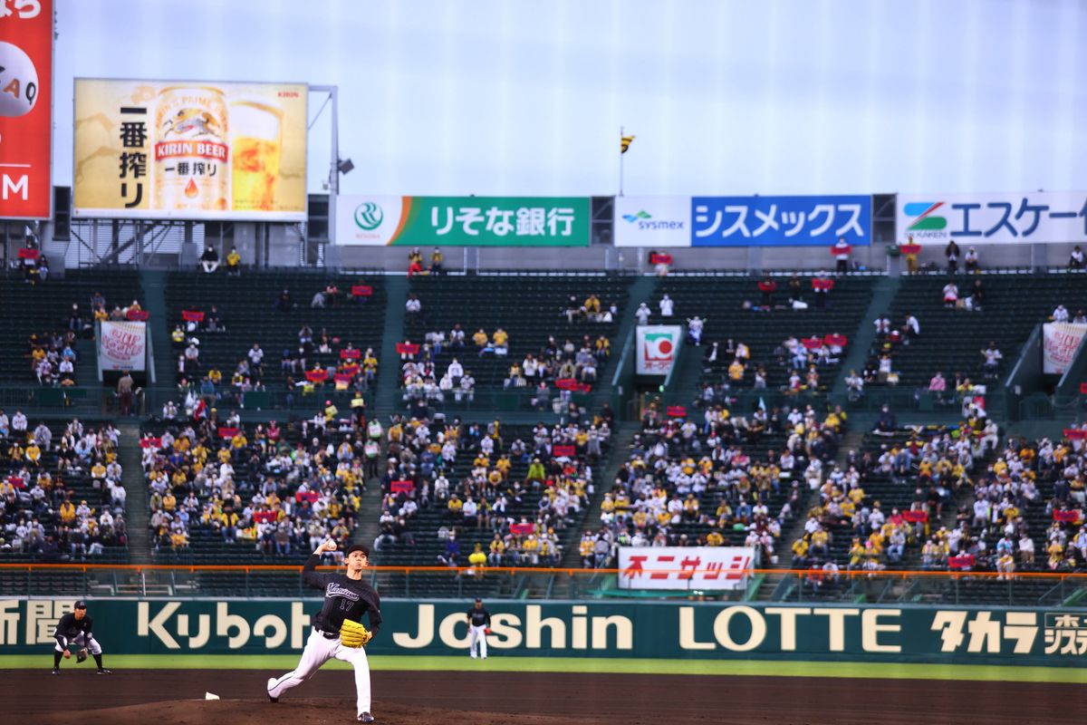 2021年5月27日=阪神甲子園球場　甲子園のマウンドで投げる佐々木投手。プロ初勝利を目指します。 緊急事態宣言下の甲子園。スタンドが満員じゃないのが残念！