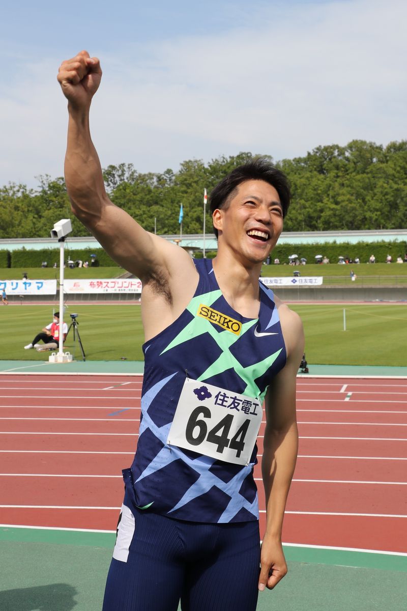 2021年6月6日＝ヤマタスポーツパーク陸上競技場（鳥取） 無観客で行われたこの大会、数少ないチーム関係者ににこやかに応える。