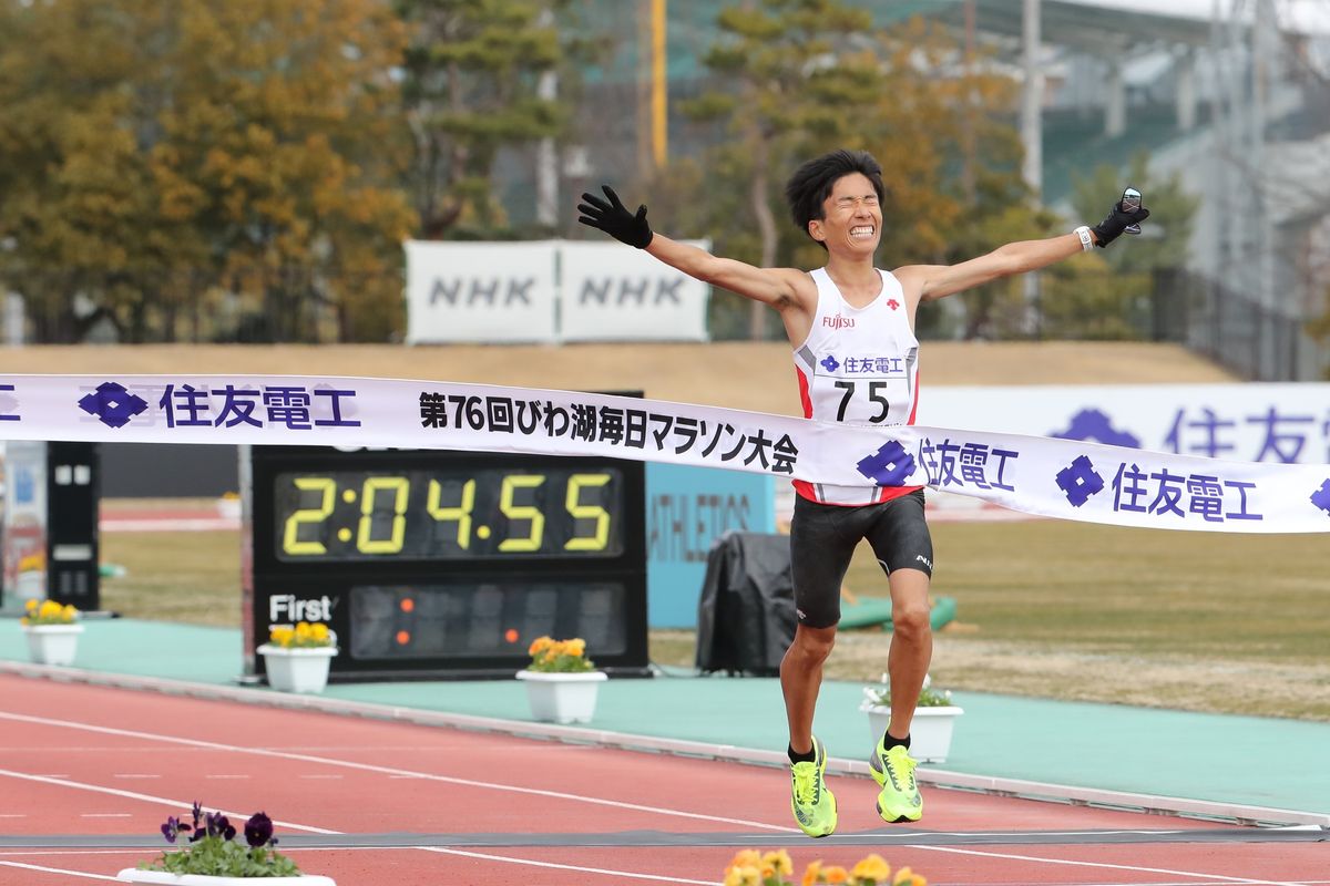 2021年2月28日＝皇子山陸上競技場（滋賀）41km過ぎまで鈴木選手の前にいましたのでカメラ車降りた瞬間からゴールに向けて猛ダッシュ！日本新記録達成レースでゴールの写真がないのは「牛丼の肉無し」みたいなもんですから（ちょっとちゃうか？）。正面までは辿り着けませんでしたがなんとかタイム表示盤を絡めてゴールの撮影に成功。望遠レンズを抱えたままでしたが私の脚力もまだまだ大丈夫と確信した日でした。