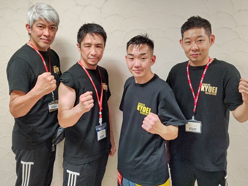 右隣りは内田トレーナー。左隣が瀬藤幹人会長、左端が篠原さとしトレーナー。みんなデビュー戦勝利にホッとした表情　写真＿本間 暁