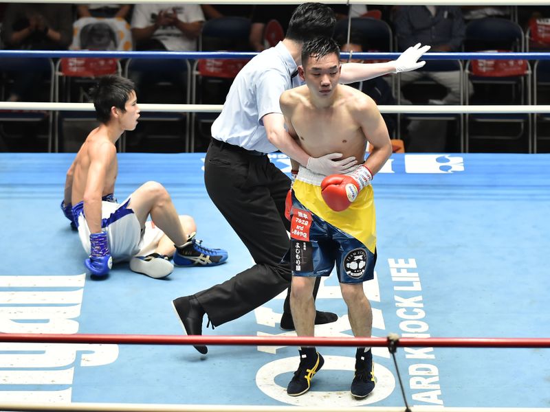 ３回、永田は左一撃でダウンを奪った