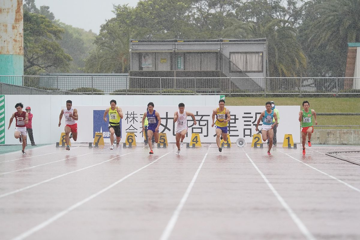 2021年3月28日＝宮崎市ひなた陸上競技場　シレジア２０２１世界リレー選手権日本代表選考トライアル　数日前から既に大荒れの天気と予想され、雷雨や大雨で中止や延期にならなければいいなと、思っていました。 写真の通り、ひどい雨ですが、順調にレースが進んでいっただけでも良かったのでしょう。 写真は予選レースのものですが、決勝レースでは雨は上がって良いコンディションに。 東京への飛行機も無事に飛びました。