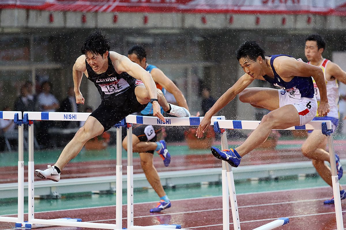 2019年6月30日＝博多の森陸上競技場　男子100mH決勝　この時絶好調の高山峻野（左）と泉谷駿介が大粒の雨中対決。両者が並ぶようにフィニッシュラインを超えると正式記録は日本タイ記録の13秒36．2人とも同記録でしたが、わずか0.002秒差で高山が制しました。