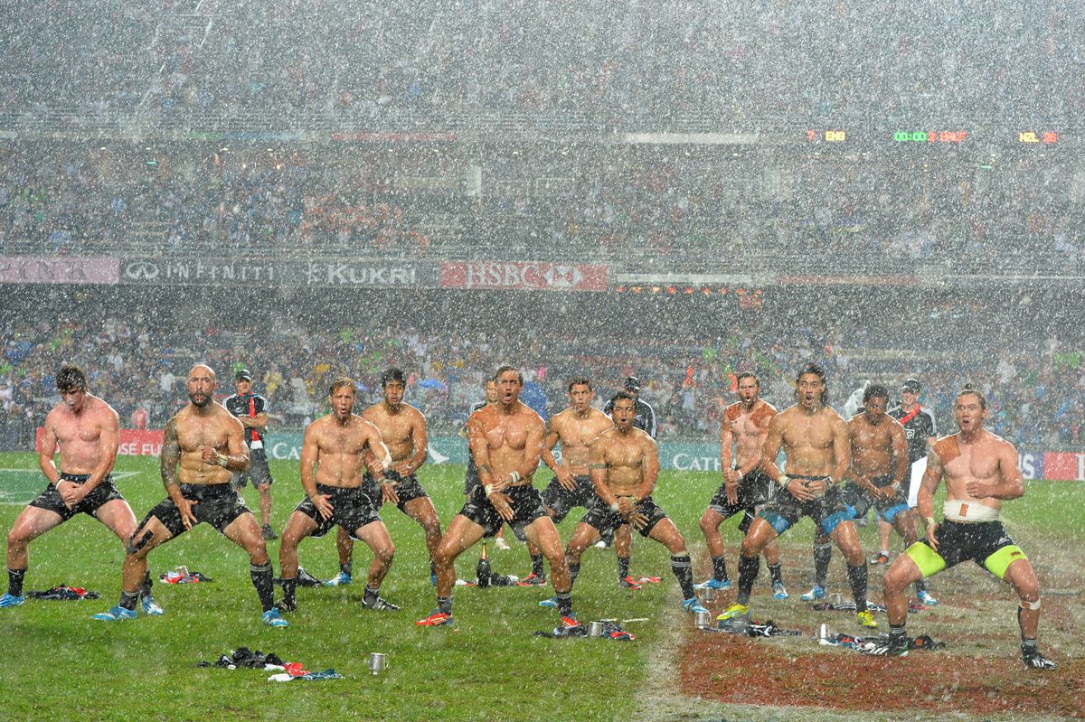 2014年3月30日= Hong Kong Stadium 香港セブンズ 決勝 イングランドを下して優勝したのはニュージーランド。 表彰が終わると、バケツをひっくり返したようなスコールになりました。 そのうちに選手達がハカを始めたので、 私もピッチの中に入って行き、ずぶ濡れになって撮影しました。 さすがにこの後、ストロボが壊れましたが…
