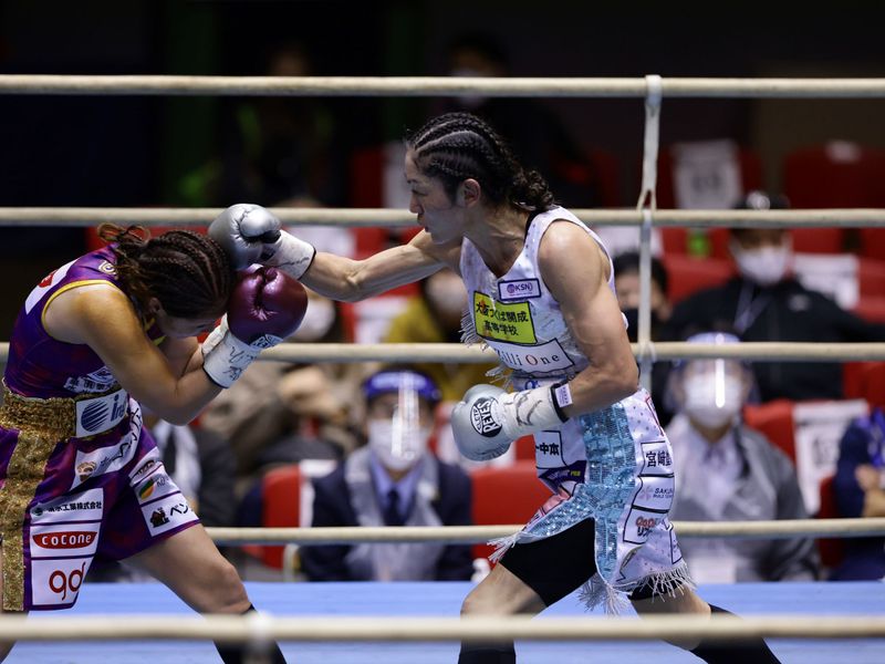 昨年12月の前戦。初回にダウンを奪った奥田（右）が、ペースを支配した　写真＿宮原和也