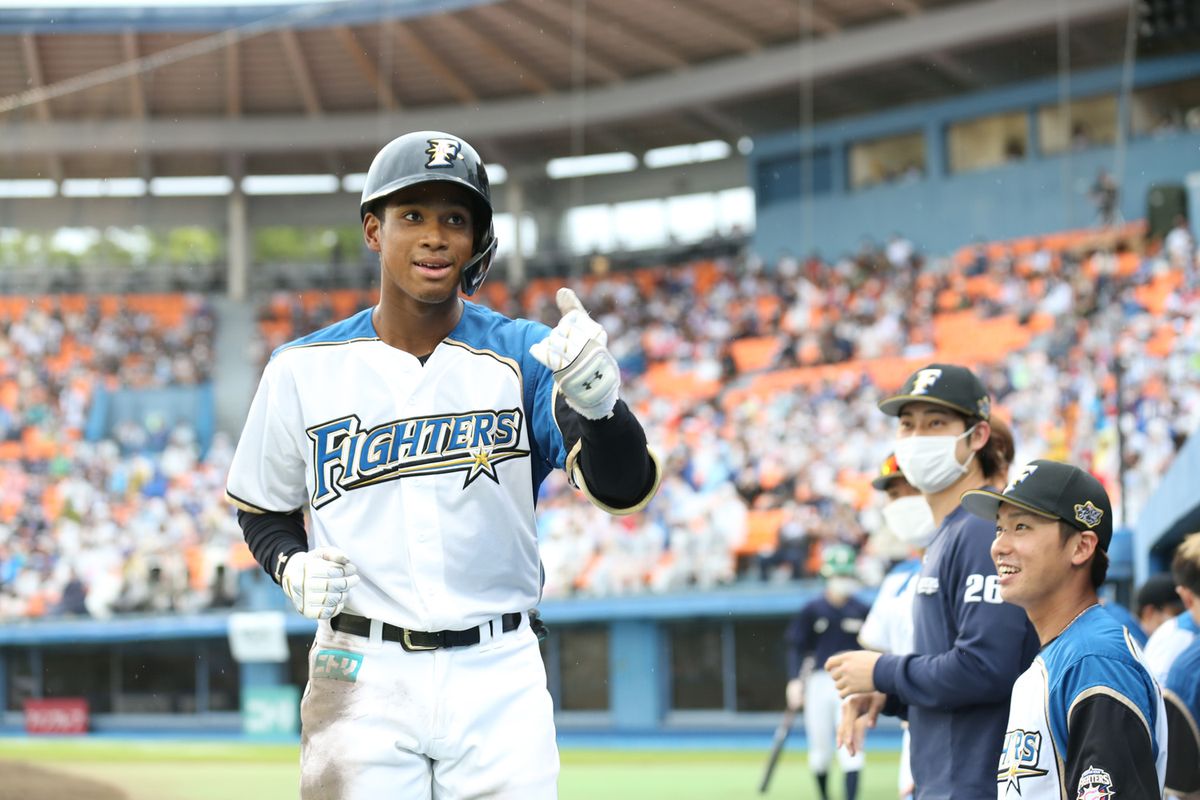 2021年6月27日 日本ハムvs ロッテ  8回戦 ＝静岡・草薙球場　日本ハム・万波中正のホームランパフォーマンスは   “感謝の正拳突き“　その3