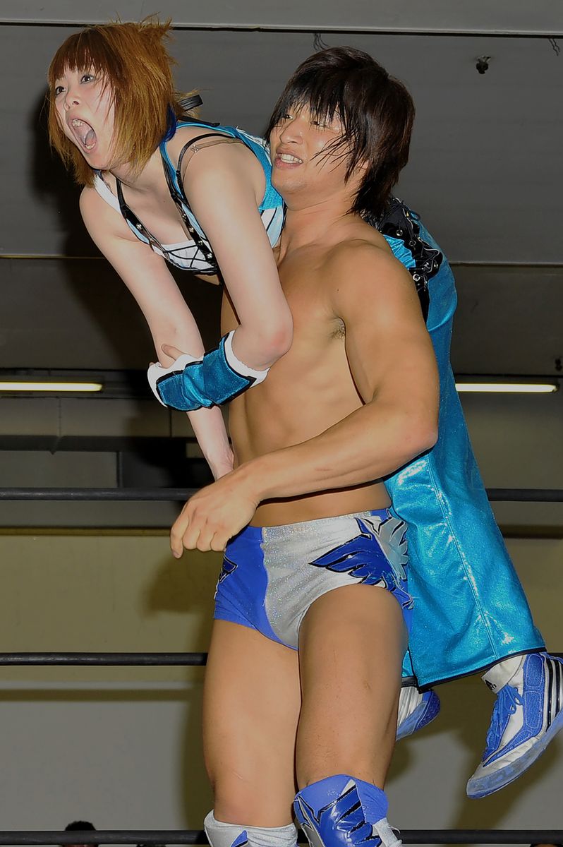 2012年5月27日=札幌・テイセンホール、スターダム、vs岩谷麻優&男色ディーノ(パートナーは世Ⅳ虎)