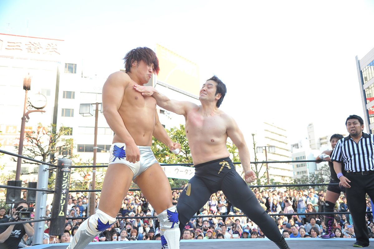 2014年10月19日=東京=JR大森駅東口前広場、DDT、vs力&今成夢人(パートナーは佐々木大輔)