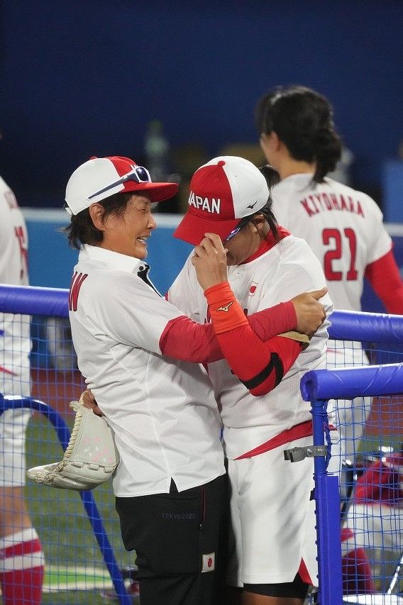 試合を終え、宇津木麗華ヘッドコーチと抱き合い涙する上野由岐子(写真/WBSC)
