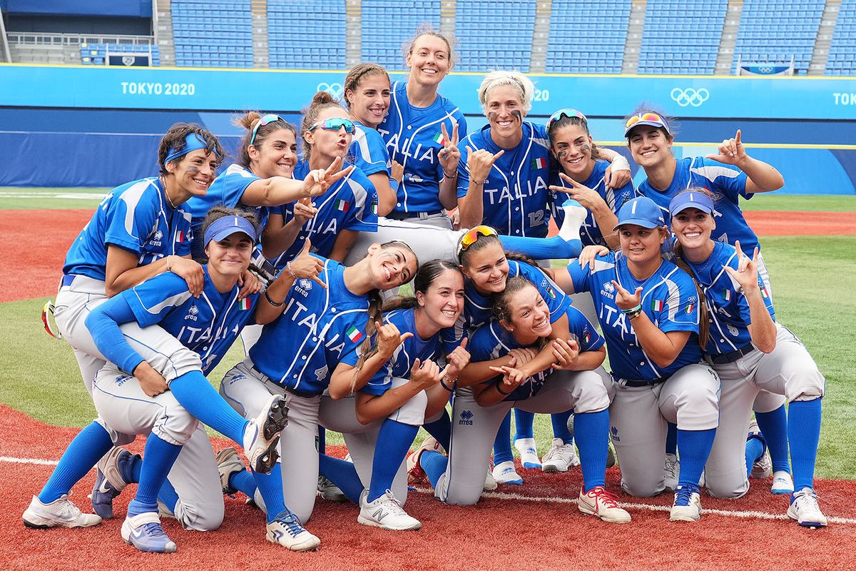 2021年7月26日＝横浜スタジアム　今大会、残念ながら1勝もできずに終わったイタリアチーム。 試合後にはみんなで記念撮影。負けて悲壮感の中スタジアムを去るよりも、みんなで楽しく笑顔でいてくれるほうが撮影しているこちらもありがたいです。