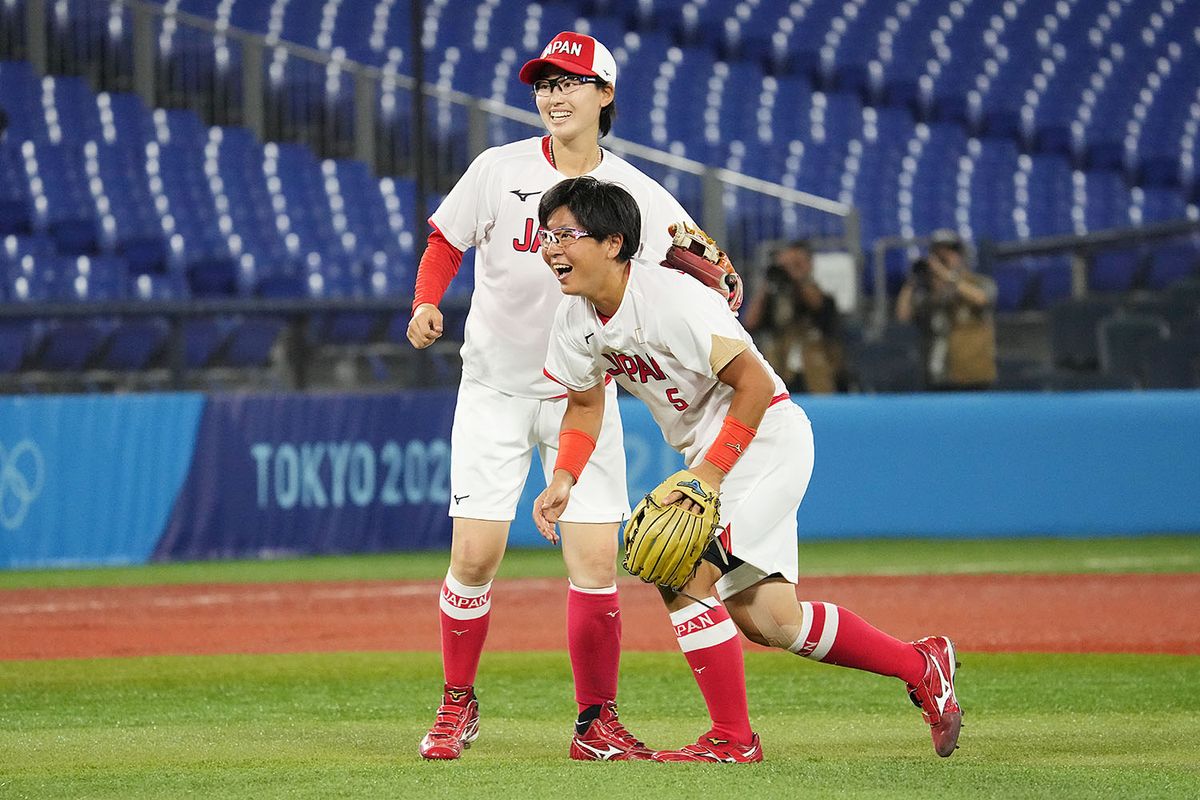 2021年7月27日＝横浜スタジアム　日本チームの三遊間。ショートの渥美万奈選手（左）とサードの山本優選手（右）。 金メダル獲得はこの二人のプレーで獲れたのでは？！ 決勝戦の神がかったダブルプレーはホントにすごかった！！一瞬何が起きたのかわかりませんでした。