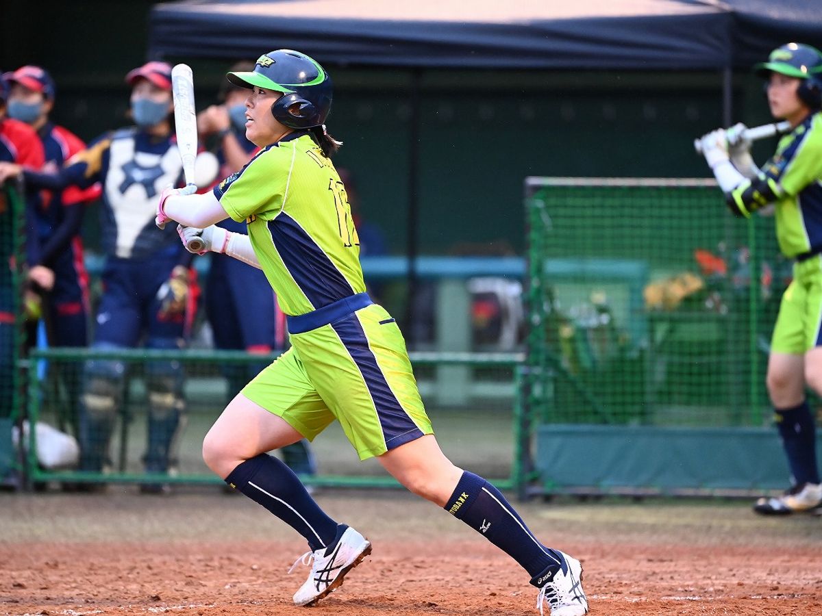 伊予銀行は3回に主将・正木朝貴の適時打で一時勝ち越す(写真/井田新輔)