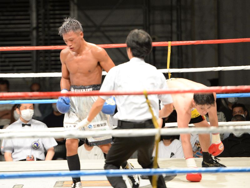 齊藤の右で木村２度目のダウン