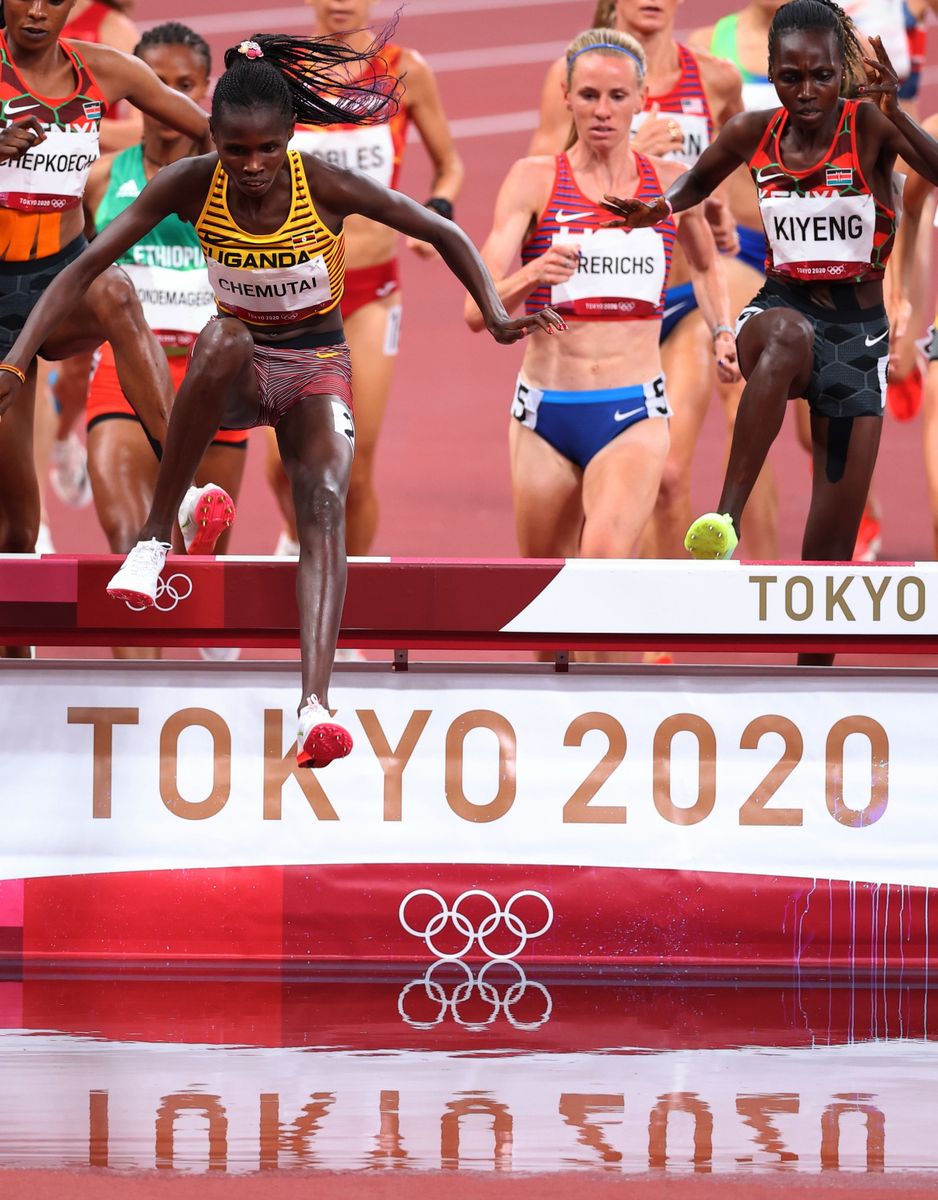 2021年8月４日＝オリンピックスタジアム　陸上・女子3000m障害決勝。水濠に五輪が映って、十輪になっています！