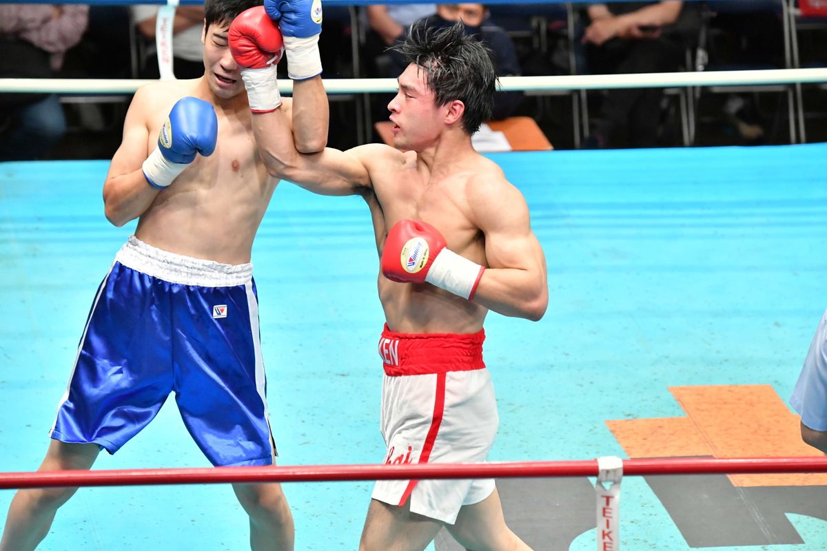 懸命の攻め。しかし。最初にリズムをつかまれ、英五郎は敗勢を抜け出せない