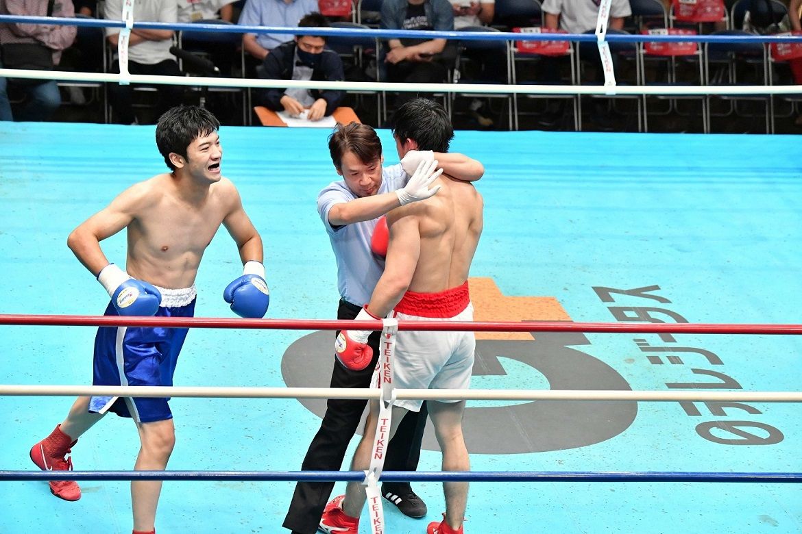 連打を浴び続ける英五郎にレフェリーのストップが入った