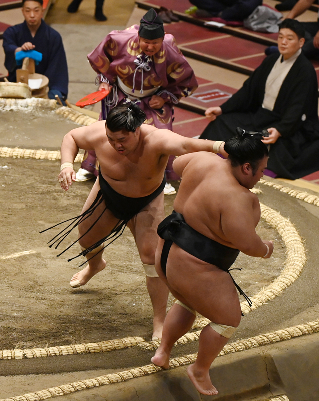 相撲編集部が選ぶ秋場所2日目の一番】カド番・貴景勝が連敗、大関陥落